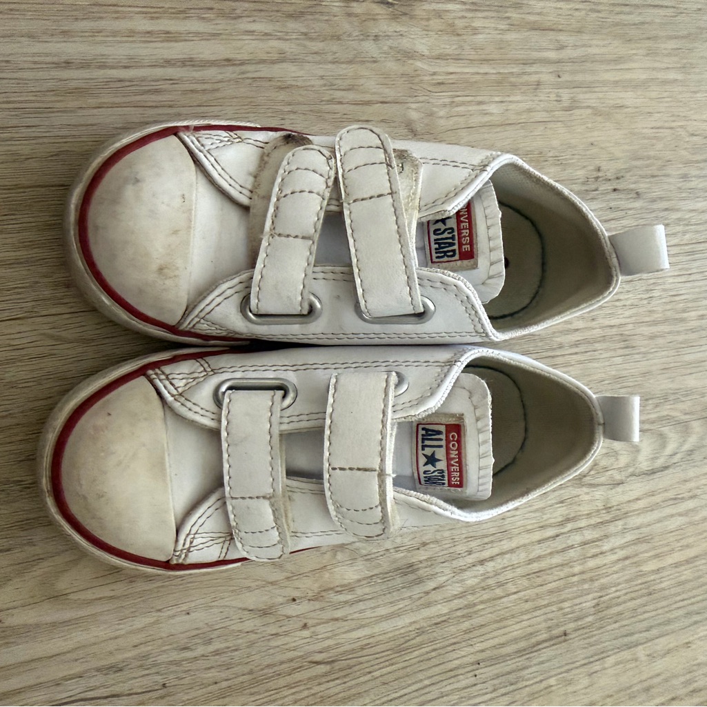 Converse Kids Sneakers In White With Red Trim